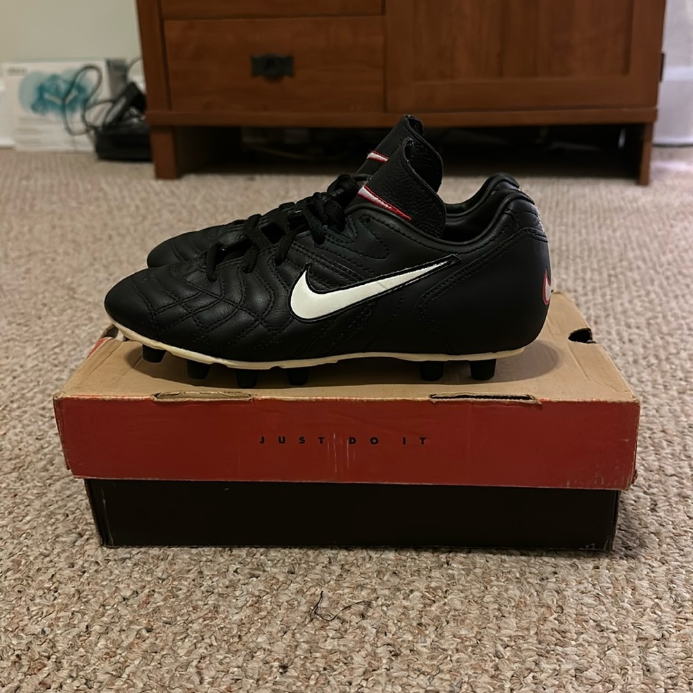 Vintage Nike Woman’s Tiempo Star Soccer Cleats